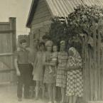 Село Золотуха. Во дворе дома №22 по улице Щорса (дом Востриковых). Фото 1971 г.