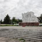 Поселок Ольховатка, монумент на братской могиле советских воинов. Май 2011 года