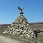 Пирамида. Памятник расположен в юго-западной части поселка Сергиевского. 12 апреля 2009 года