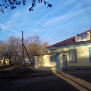 Магазин в поселке Придорожном у автобусной остановки. 14 ноября 2009 года