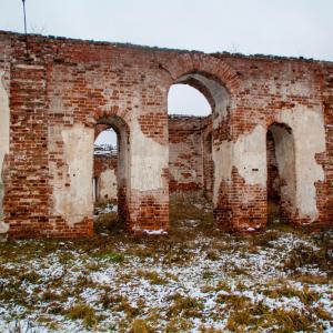 Руины храма Воскресения Славущего в Матюшево