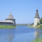 Псковский Кремль с Троицким собором со стороны реки Пскова.