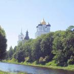 Псковский Кремль с Троицким собором со стороны реки Пскова.