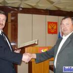 Почетную грамоту правительства Республики Марий-Эл вручает глава администрации Куженерского района С.И. Михеев