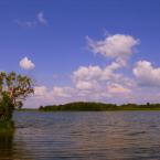 И  голубые озера в Опухликах тоже есть. Санаторий находится на берегу одного из них - озера  Малый Иван. Летом можно купаться, кататься на лодке, загорать. Фото И. Новиковой