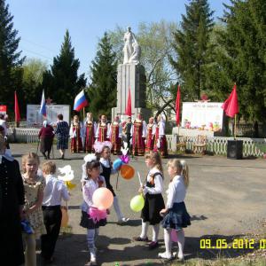 Памятник погибшим односельчанам в Великой Отечественной войне. 9 мая 2012 г.