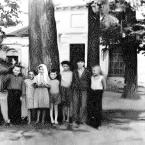 Снимок местных детей на фоне развалин , предположительно, Успенской церкви в селе Бобровка. 1962 г.