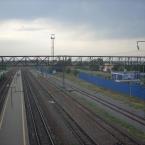 Вид на железнодорожные пути и платформу с переходного моста