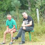 Жители Сонино – Дмитрий и Михаил в огороде дома №3.
