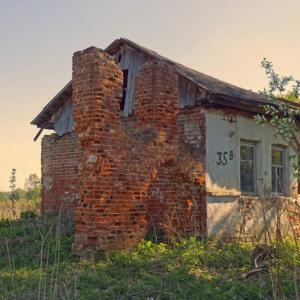 Старое кирпичное строение в деревне Упирвичи. Май 2014 г. Фото: Анатолий Максимов.
