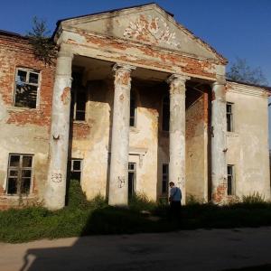 Бывшее здание Дома культуры в деревне Аргамаково. 2016 г.