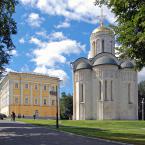 Дмитриевский собор, на заднем плане здание бывших присутственных мест. Август 2015 г. Фото: А. Востриков.