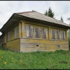 Деревня Фролово. Покинут дом, заколочены окна. Фото: В. Пирогов.