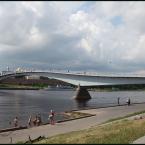 Пешеходный (горбатый) мост через реку Волхов в Великом Новгороде