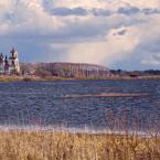 Вид на село Присеки и Успенскую церковь с реки Мологи. Апрель 2015 г. Фото: Анатолий Максимов.