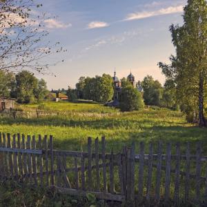 Деревня Стан, вид на дворы и Покровскую церковь. Август 2013 г. Фото: Анатолий Максимов.