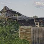 Один из развалившихся домов в деревне. Июль 2013 г. Фото: Анатолий Максимов.