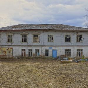 Бывшая школа села Теблеши, апрель 2015 г. Фото: Анатолий Максимов.