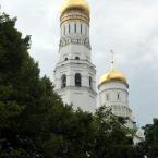 Вид на колокольню «Иван Великий» из сквера, август 2012 г. Фото: А. Востриков.
