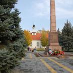 Обелиск на центральной площади Старой Сарепты, за ним кирха. Октябрь 2013 г. Фото: А. Востриков.