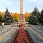 Обелиск (стела) на месте захоронения воинов 64-й армии, погибших в боях за Сталинград. Октябрь 2013 г. Фото: А. Востриков.