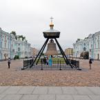 Колокол, установленный перед Смольным собором. Июнь 2015 г. Фото: А. Востриков.