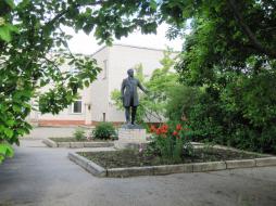 Памятник Пушкину в деревне Новое Домозерово