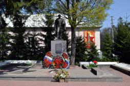 Братская могила советских воинов в селе Тросна