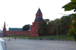 Константино-Еленинская башня, слева Беклемишевская башня. Август 2014 г. Фото: А. Востриков.