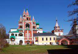 Церковь Живоначальной Троицы (справа) и колокольня (слева). Апрель 2014 г. Фото: А. Востриков.