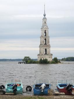 Затопленная колокольня Никольского собора. Июль 2016 г. Фото: Татьяна Ланская.