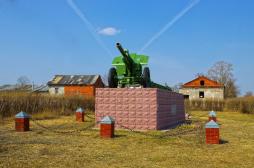 Памятник Гаубица в деревне Мошки. Апрель 2018 г. Фото: Анатолий Максимов.
