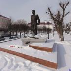 Памятник Герою Советского Союза капитану С. И. Гусеву. Февраль 2011 года.