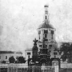 Церковь Введения во храм Пресвятой Богородицы и памятник Александру II в селе Клементьево.