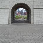Вид на территорию кремля через ворота