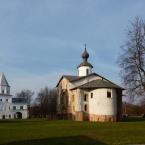 Церковь Параскевы Пятницы на Торгу, слева – Воротная башня. Фото И. Новиковой.