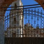 Церковь Богоявления (вид через ворота). Апрель 2014 г. Фото: Анатолий Максимов.