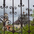 Вид через ворота церковной ограды. Май 2012 г. Фото: Анатолий Максимов.
