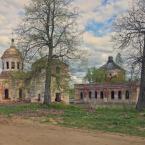 Скорбященская (справа) и Воскресенская (слева) церкви. Май 2014 г. Фото: Анатолий Максимов.