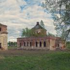 Скорбященский (справа) и Воскресенский (слева) храмы в деревне Кунганово. Май 2014 г. Фото: Анатолий Максимов.