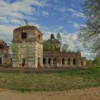 Скорбященская (справа на заднем плане) и Воскресенская (слева) церкви в Кунганове. Май 2014 г. Фото: А. Максимов.