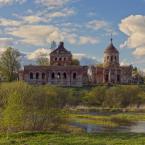 Скорбященская и Воскресенская церкви, вид с другого берега реки Тьмы. Май 2014 г. Фото: Анатолий Максимов.