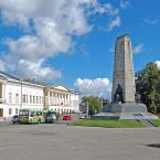 Монумент в честь 850-летия Владимира на Соборной площади. Август 2015 г. Фото: А. Востриков.