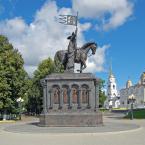 Вид на памятник и Успенский собор. Август 2015 г. Фото: А. Востриков.