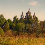 Вид на деревню Михайлова Гора и главы Преображенского храма. Август 2013 г. Фото: Анатолий Максимов.