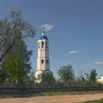 Рождественская церковь (справа) и колокольня Спасо-Преображенской церкви (в центре). Май 2014 г. Фото: А. Максимов.