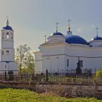 Рождественская церковь и колокольня Спасо-Преображенской церкви (слева). Май 2014 г. Фото: Анатолий Максимов.