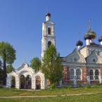 Вид на церковь и трехпролетные ворота. Май 2014 г. Фото: Анатолий Максимов.