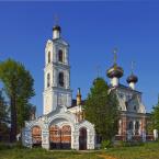 Церковь Воздвижения Креста Господня (Свердлово), вид со стороны ворот. Май 2014 г. Фото: Анатолий Максимов.