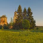 Вид на церковь Воздвижения креста Господня и окрестности деревни Волосково, слева часовня. Июнь 2014 г. Фото: А. Максимов.